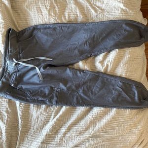 Grey figs medium scrubs